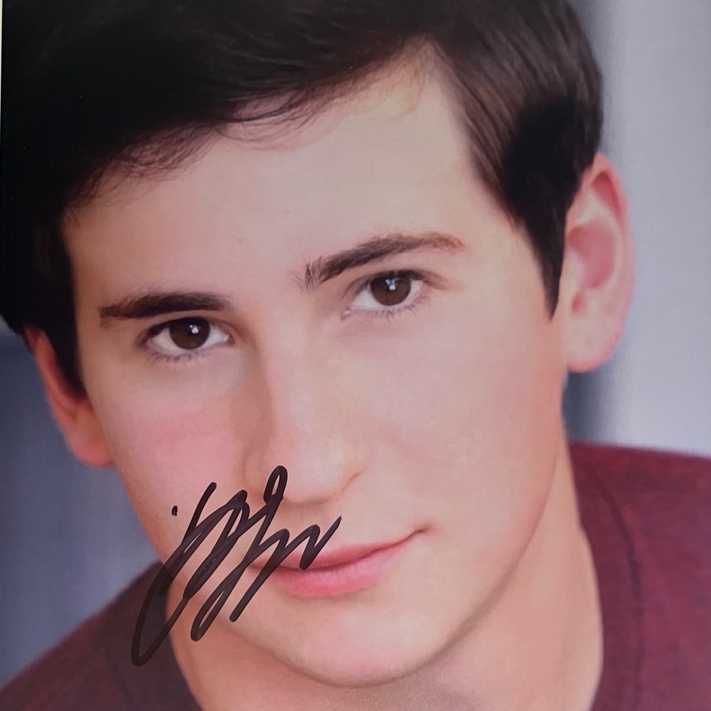 THE GOLDBERGS Signed 8x10 / SAM LERNER As Geoff Schwartz / THE SECRET SATURDAYS